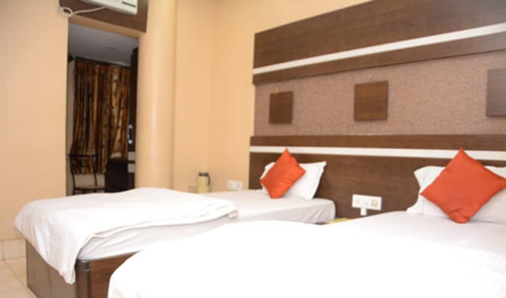Hotel Pushpak International - Room