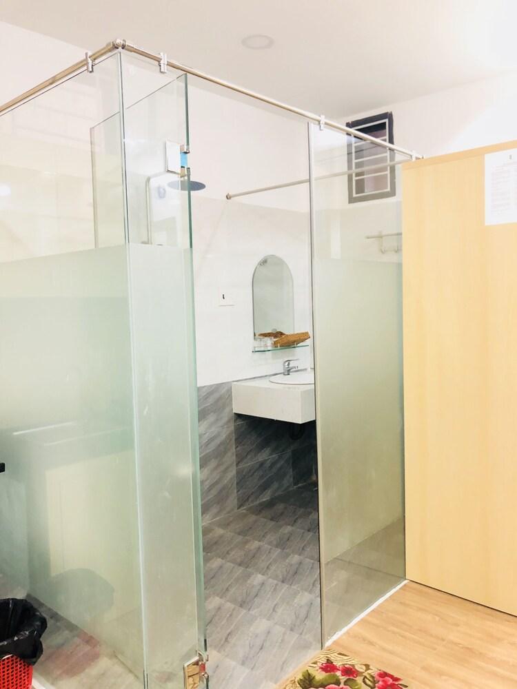 Quoc Minh Apartment - Bathroom
