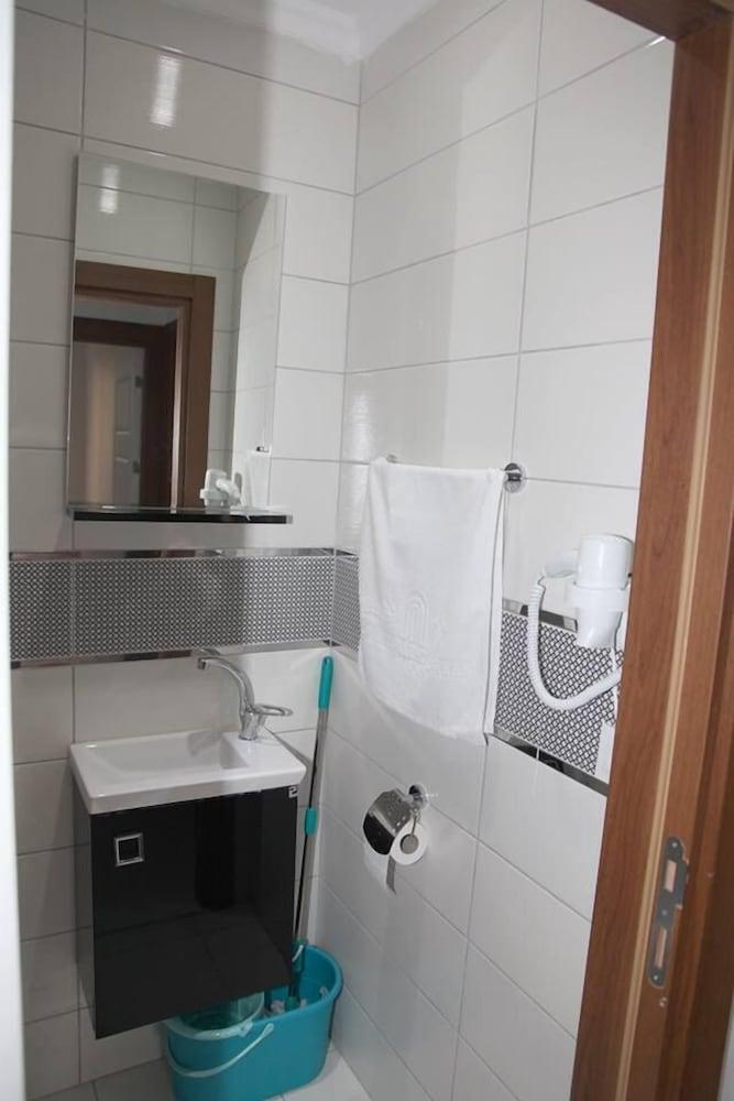 Karas Apart Hotel - Bathroom