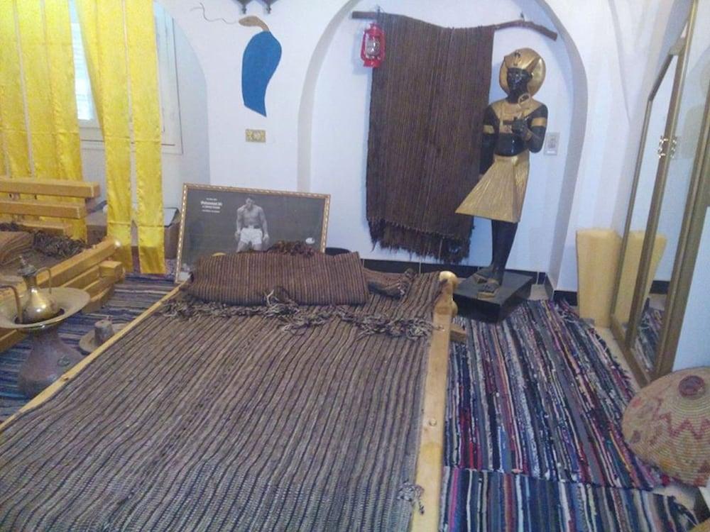 Golden Pharaoh - Living Area
