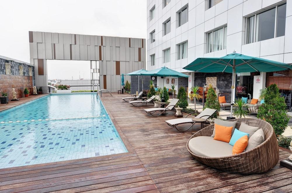Gumaya Tower Hotel Semarang - Outdoor Pool