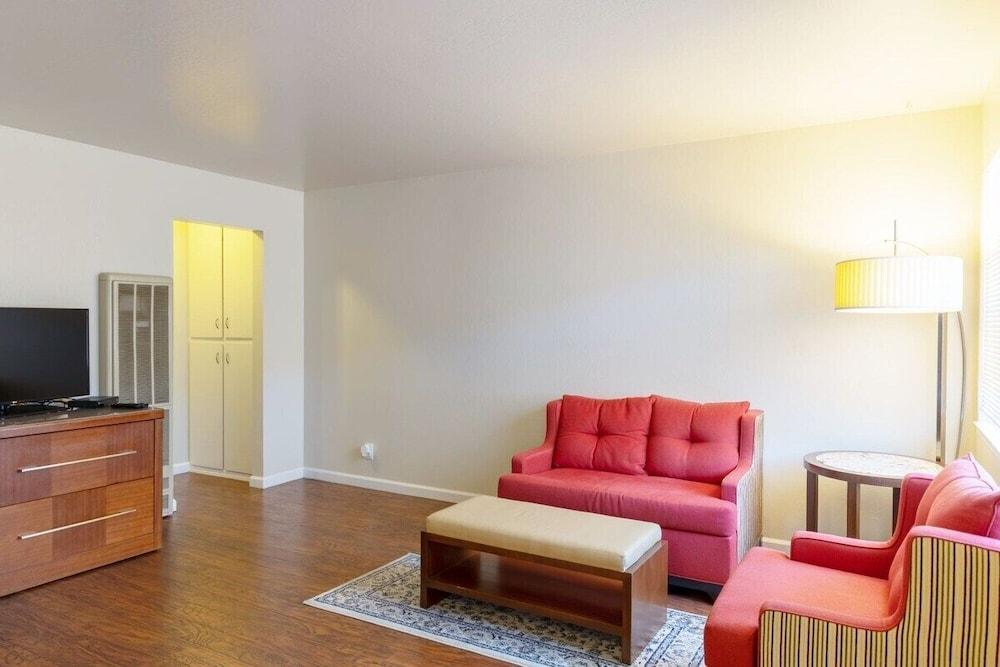 1-bedroom in Silicon Valley, Near SJ Airport - Living Room