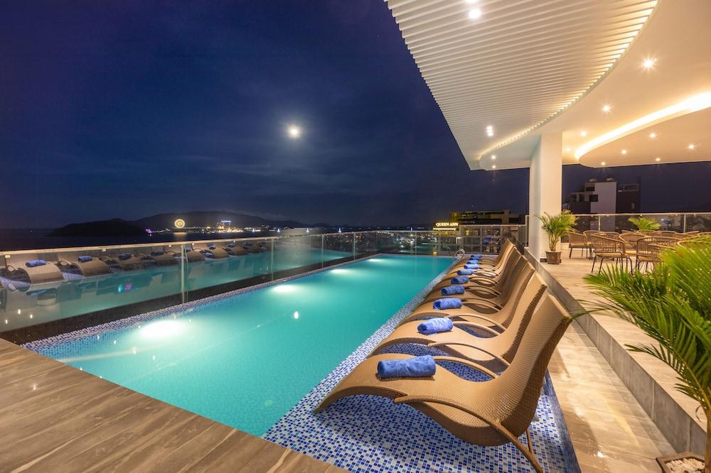 Majestic Premium Hotel - Rooftop Pool