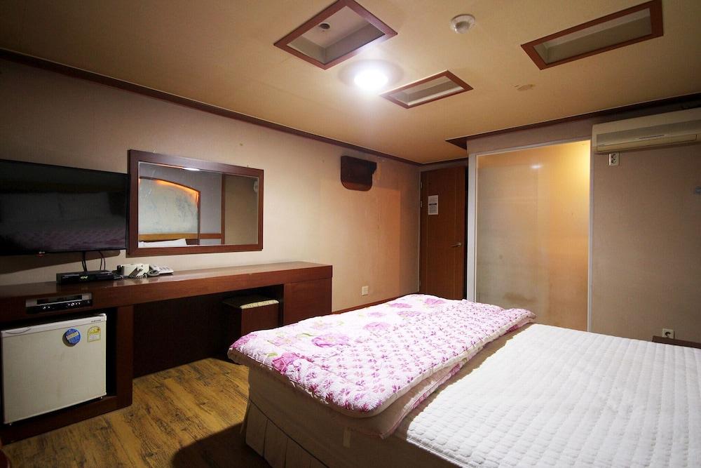 Busan Gupo Naias - Room