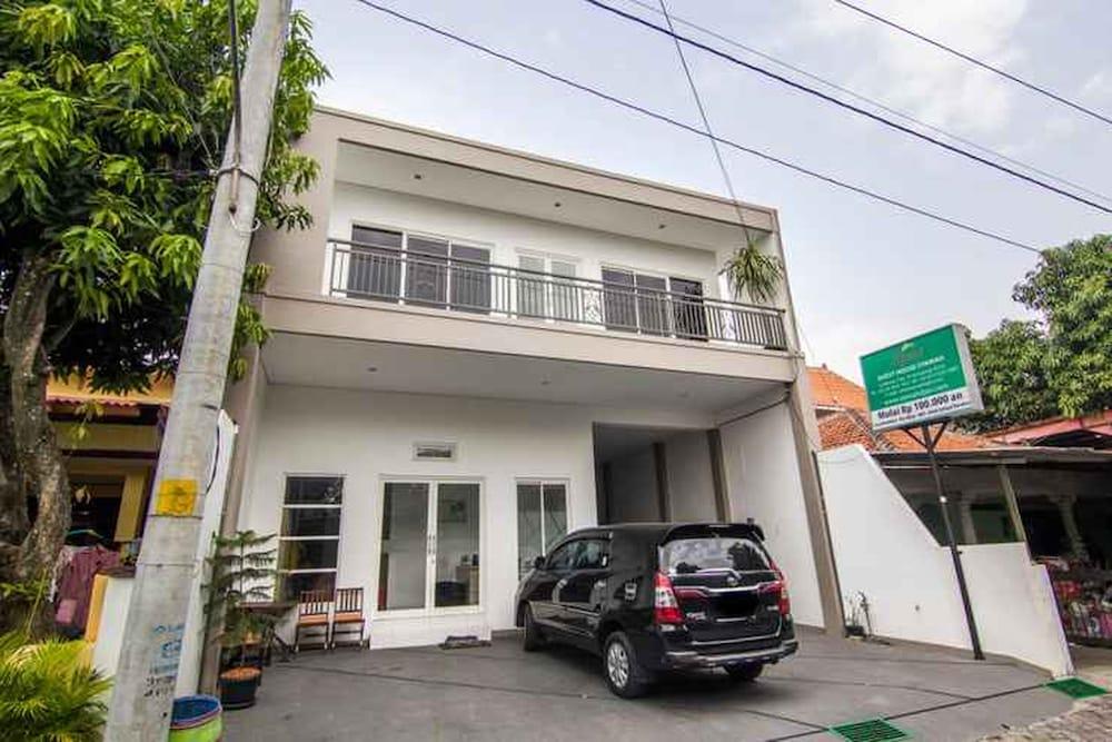 Oemah Djari Guest House Semarang - Featured Image