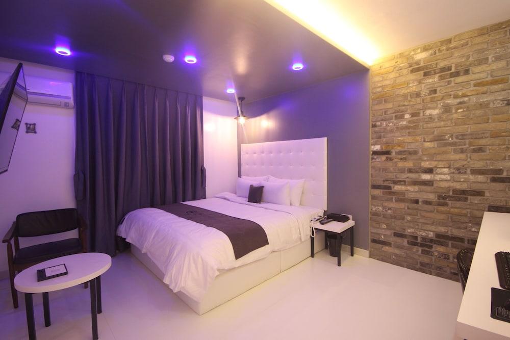 Gray Hotel - Room