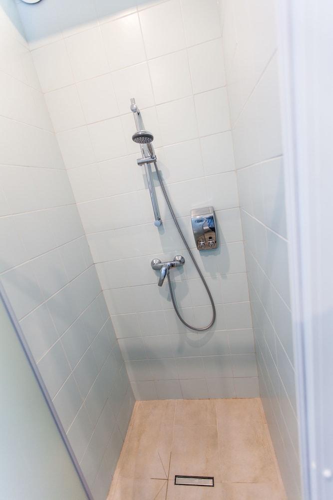 كوسبي 2 بدروم أبارتمنت - Bathroom Shower