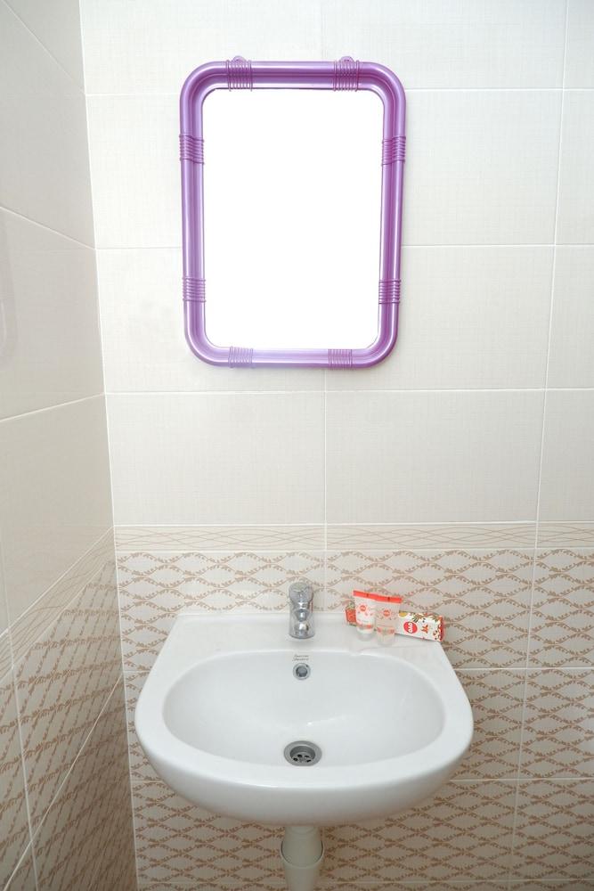 Hotel Pelangi Indah - Bathroom Sink