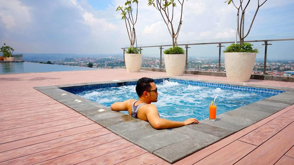 Louis Kienne Hotel Pandanaran - Rooftop Pool