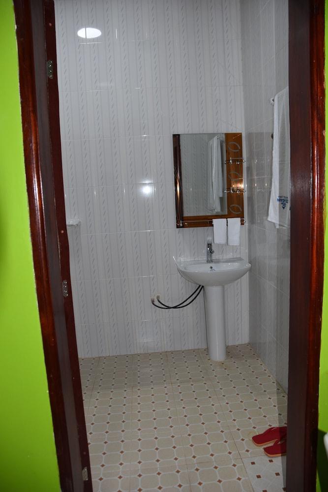 Zegans Hotel Lira - Bathroom