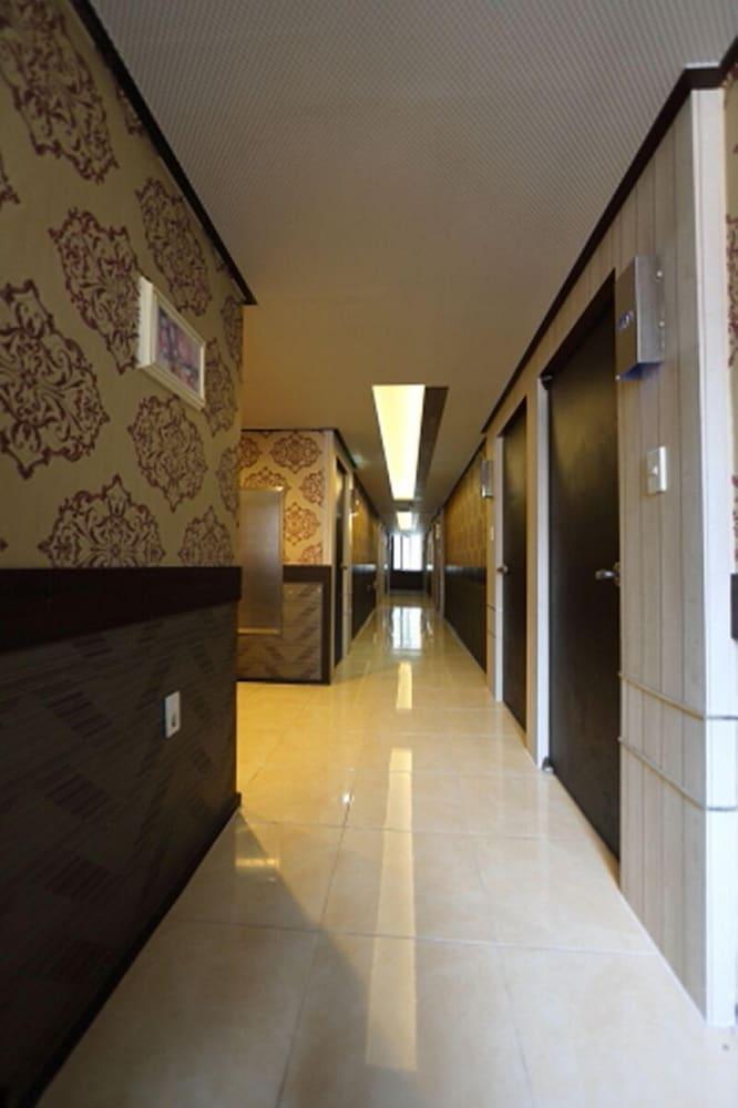 Valentine Hotel - Hallway