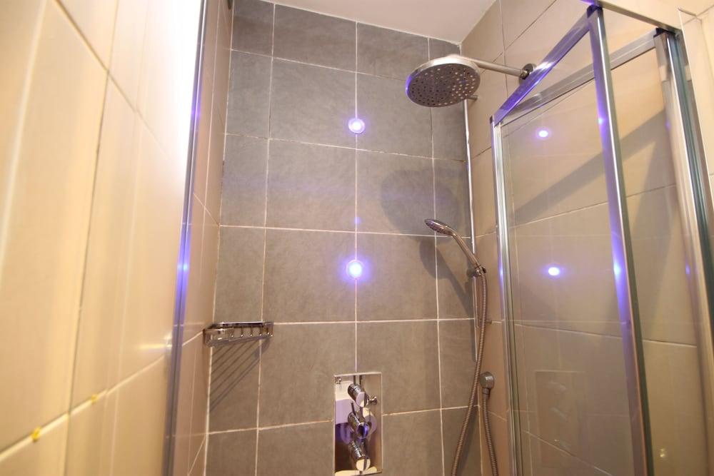كوزي ستوديو أوكسفورد ستريت بيست لوكيشن - Bathroom Shower