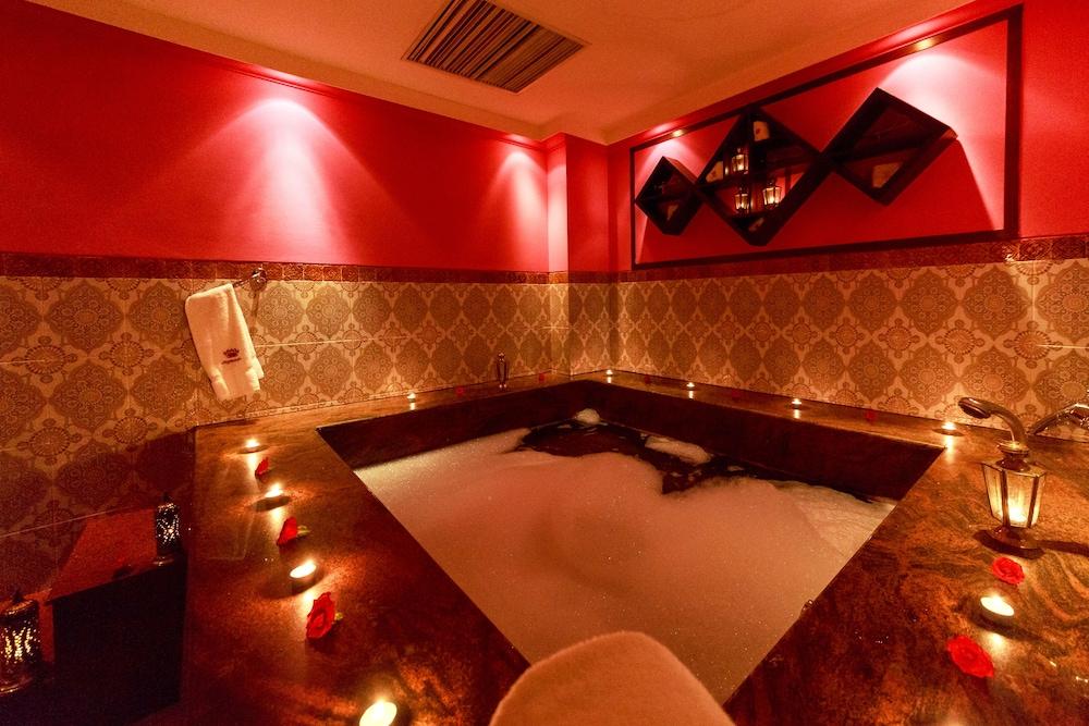 Islamabad Serena Hotel - Indoor Spa Tub
