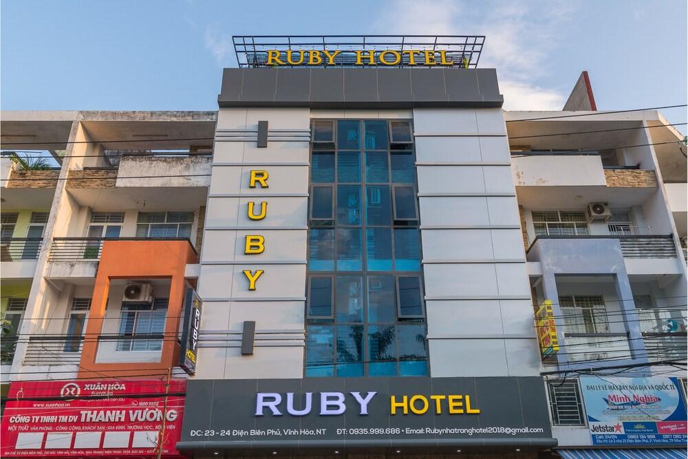 OYO 186 Ruby Hotel - Exterior
