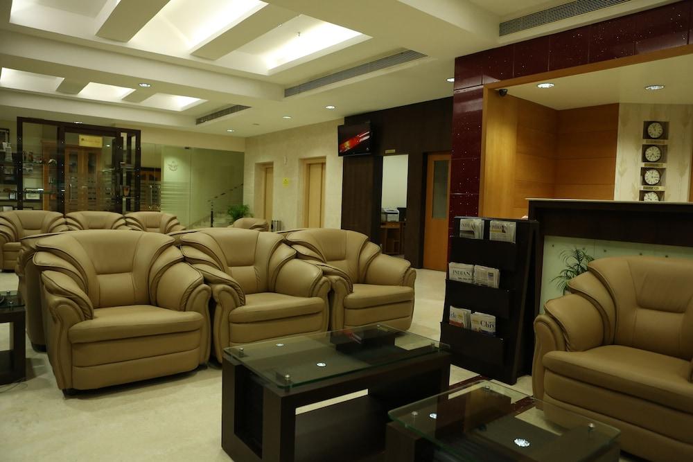 Hotel Airlink Castle - Lobby Sitting Area