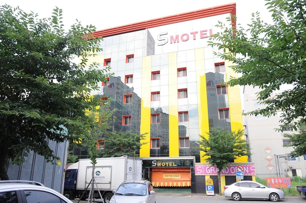 S Motel - Featured Image