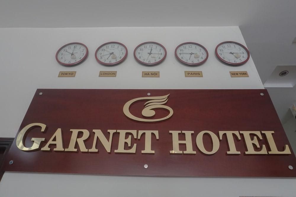 Garnet Hotel - Interior Entrance