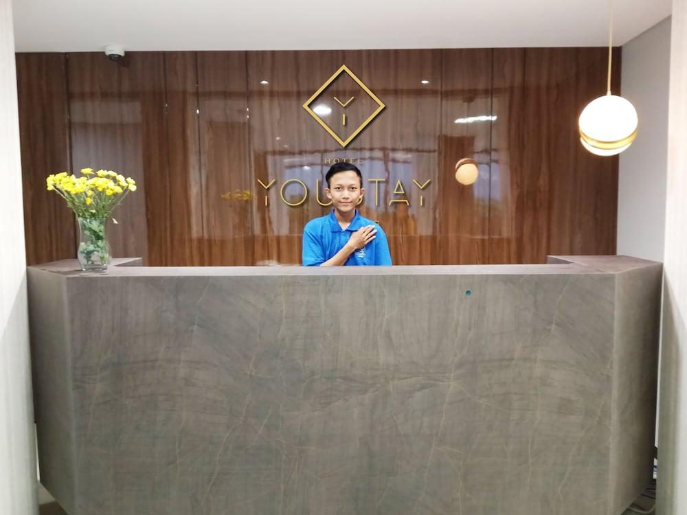 Hotel Youstay Semarang By Sinergi - Reception