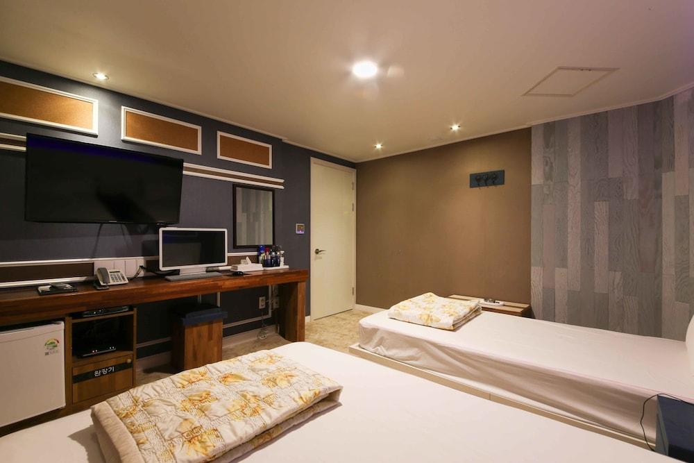 CC Business Hotel - Room