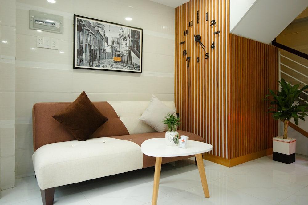Livin' Hub Hostel & Apartment - Lobby Sitting Area