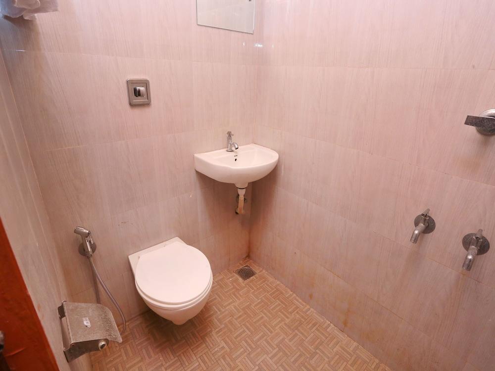 OYO 4706 Chalil Residency - Bathroom