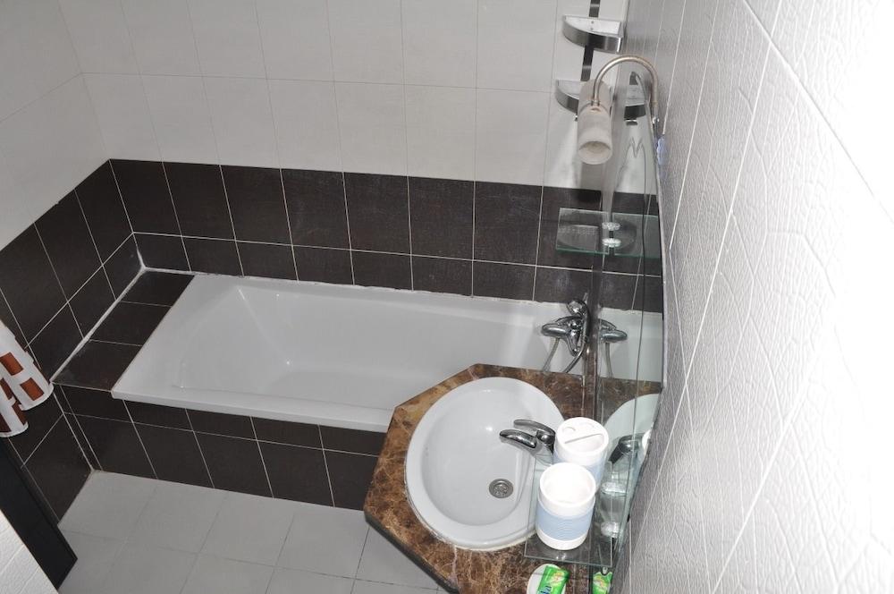 Val Fleuri Apartment - Bathroom
