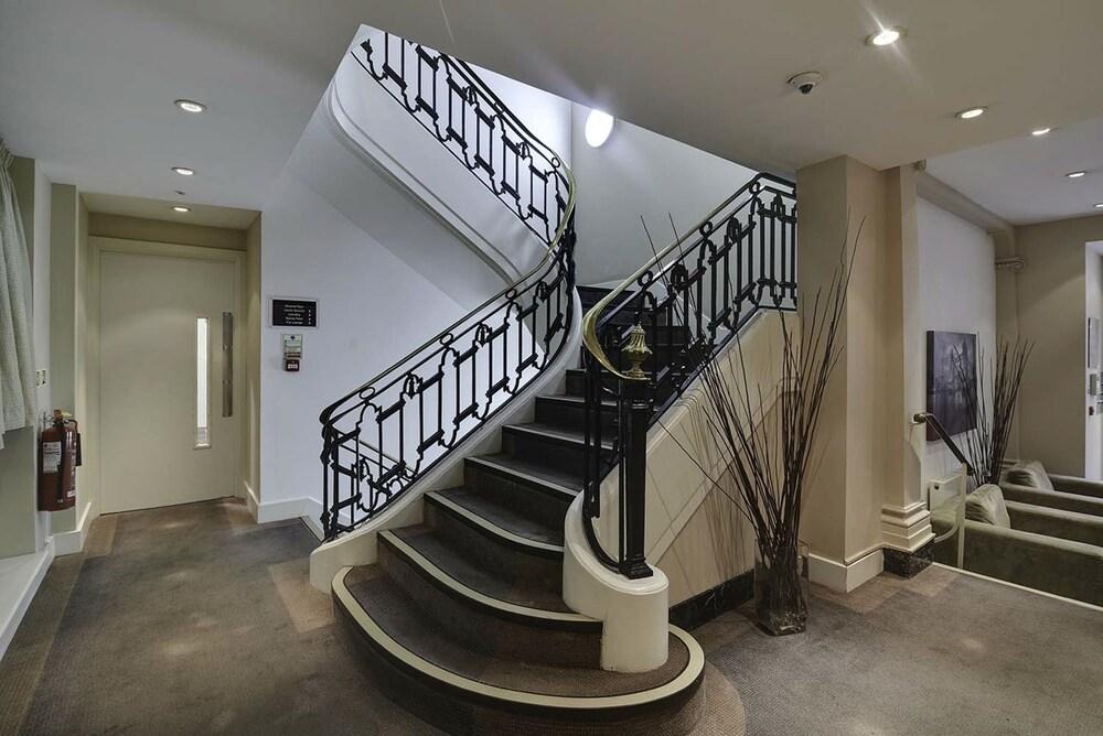 أكسو أوكسفورد سيركس - Staircase