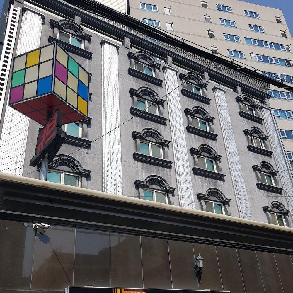 Cube Hotel - Featured Image