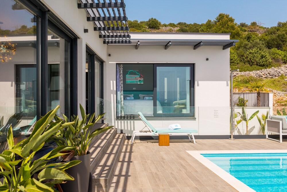 Luxury Villa Riva with Infinity Pool - Exterior