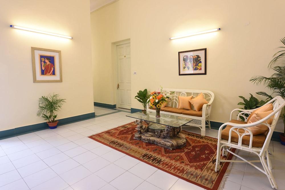 OYO 6760 Chowdhury Estate Premium - Lobby Sitting Area