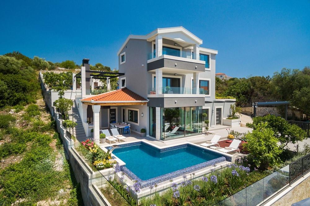 Beachfront Villa Azzurro With Pool - Exterior