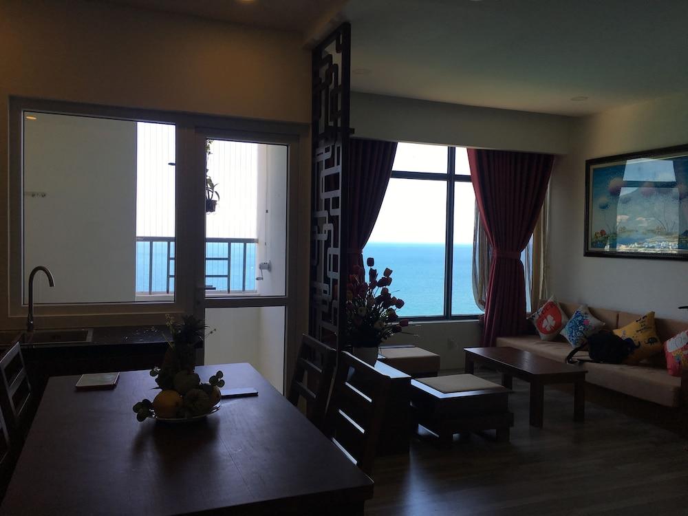 Beautiful Sea View Apartment - Living Area
