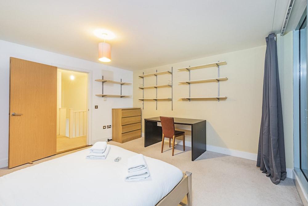 2 Bed Apartment near Bow Road Station - Room