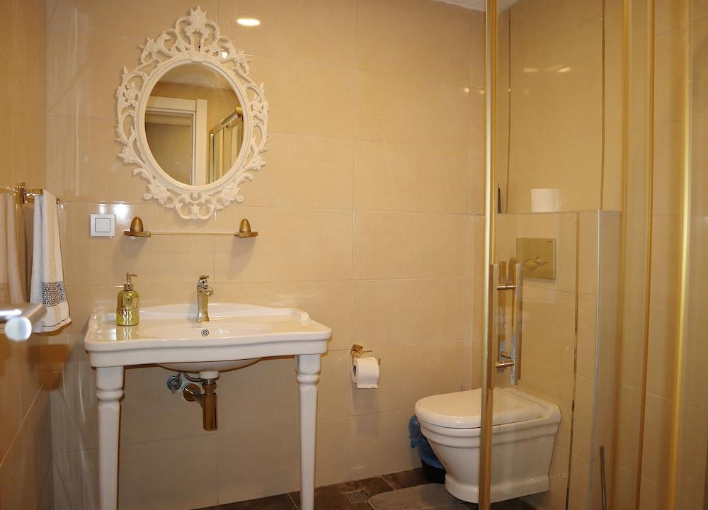 Handmade Hotel - Bathroom