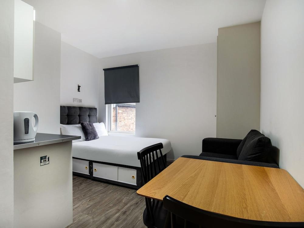 Modest Apartment in London near Wimbledon Park - Living Room
