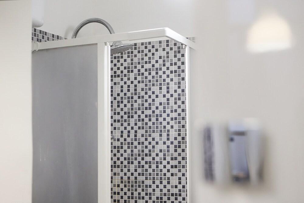 Loft a Chiaia a pochi passi dal lungomare - Bathroom Shower