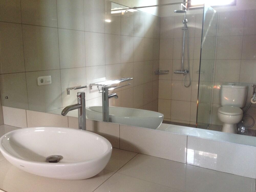 Air Sanih Beach Villa - Bathroom