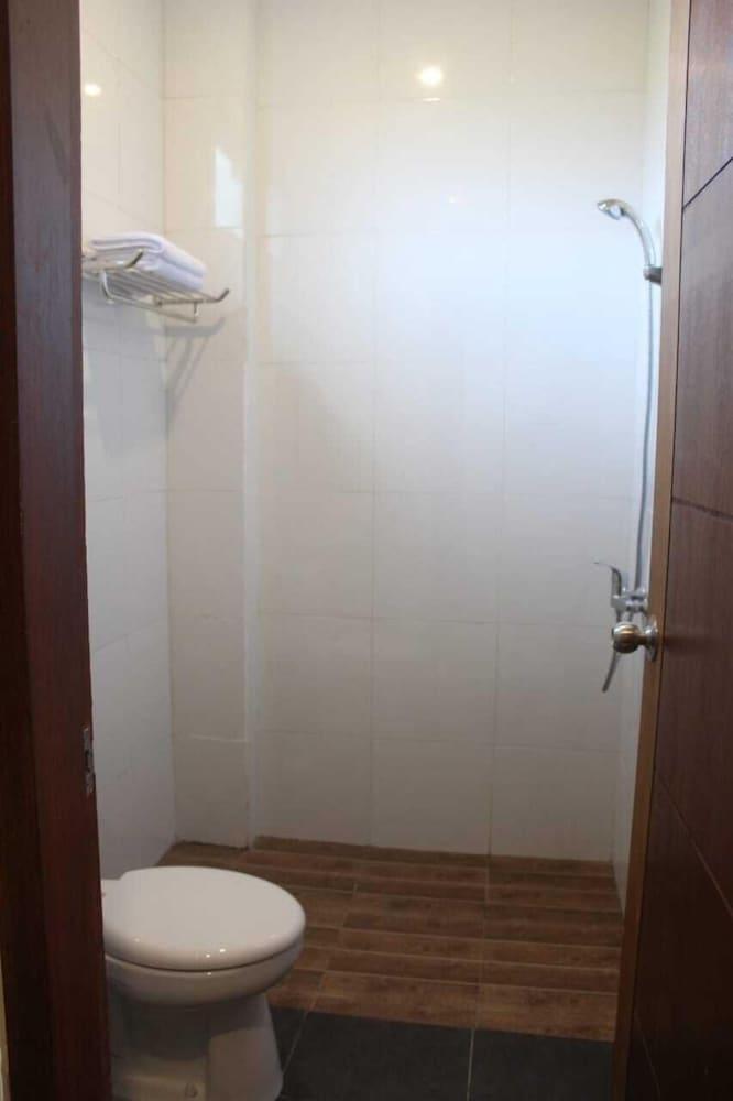 Grand Kuta Hotel - Bathroom