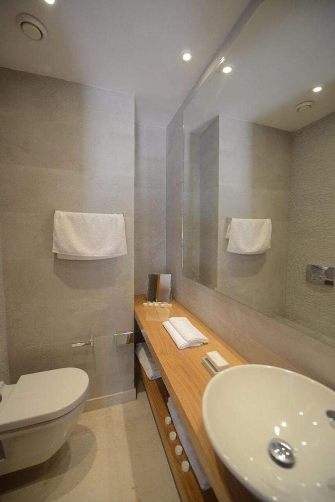 Riva 44 - Bathroom