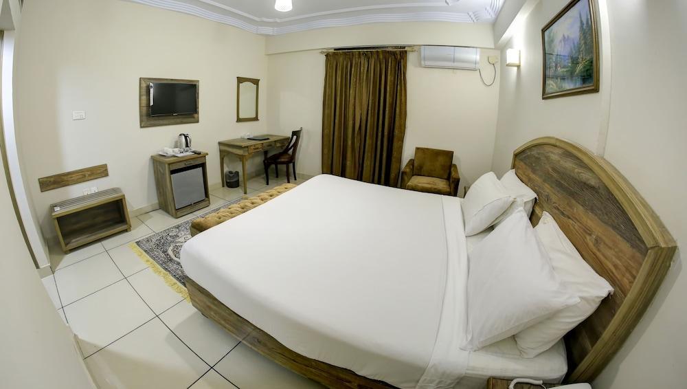 Hotel Crown Inn - Room