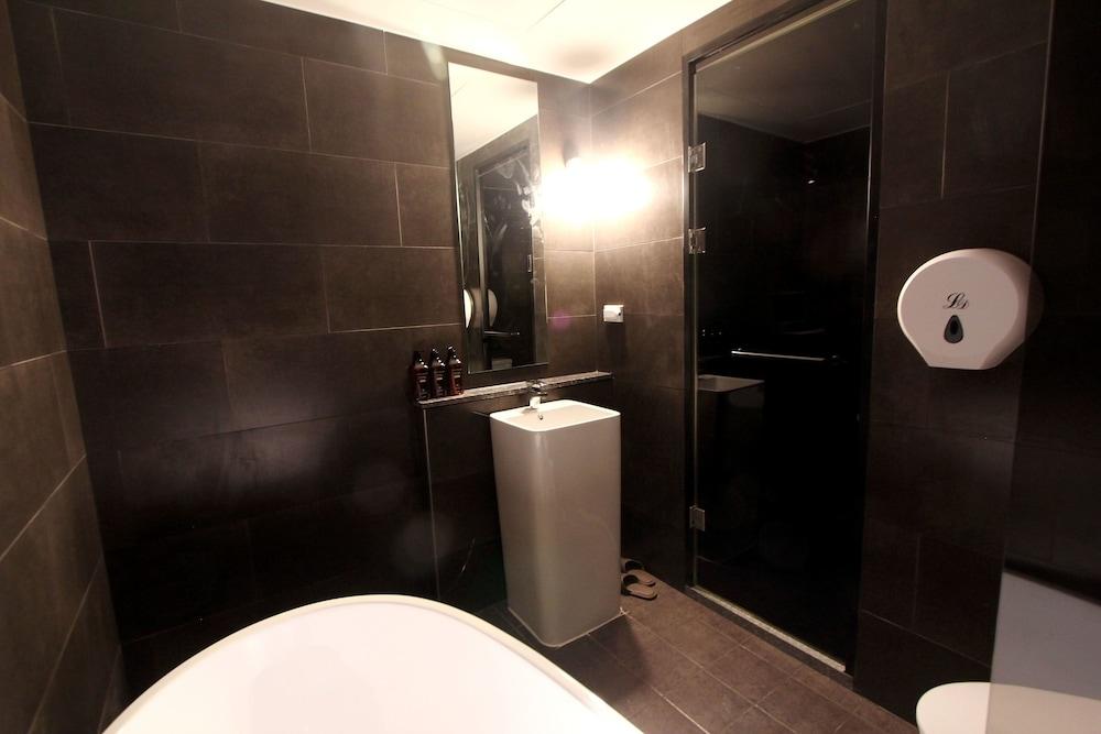 Hotel Londoner Haeundae - Bathroom