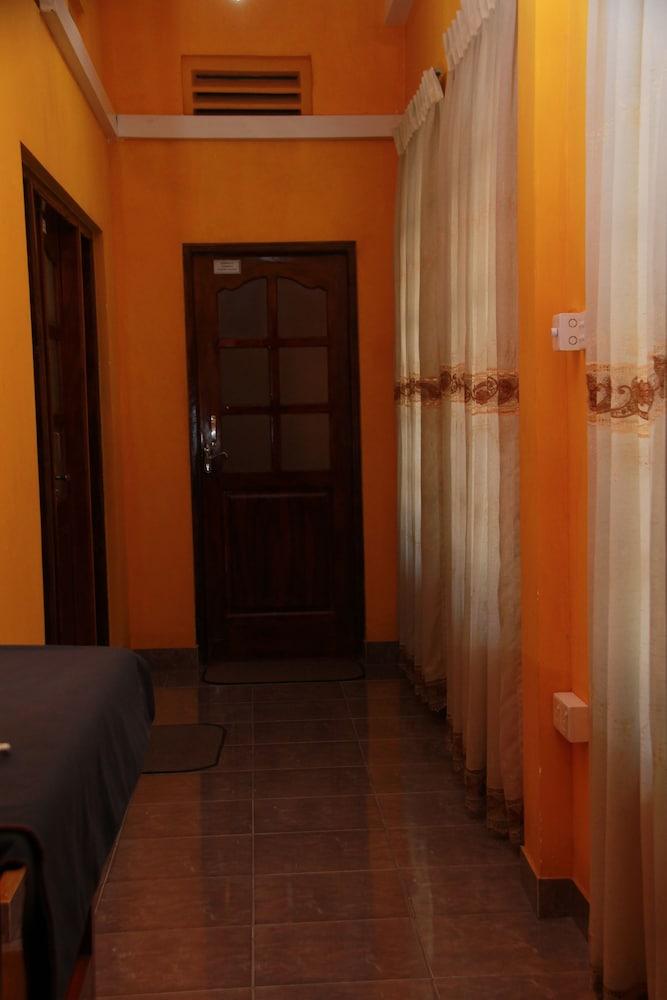 Anura Guest Inn - Interior