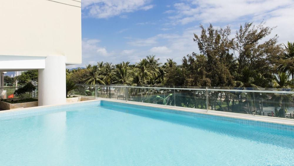 Starcity Hotel & Condotel Beachfront Nha Trang - Outdoor Pool