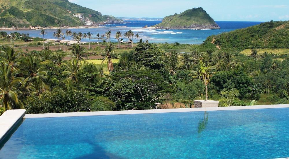 Blue Monkey Villas Resort & Ocean View - Featured Image