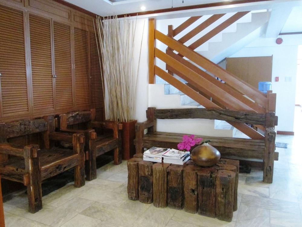Abozza Resort - Lobby Sitting Area