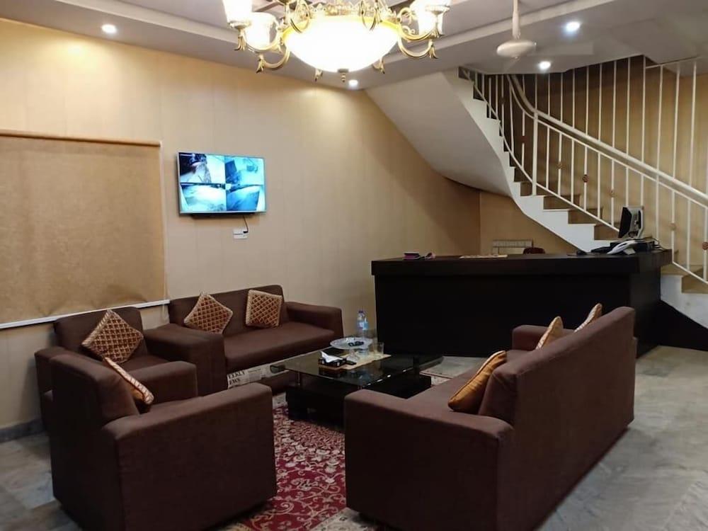 Hotel Defence Inn - Lobby Sitting Area