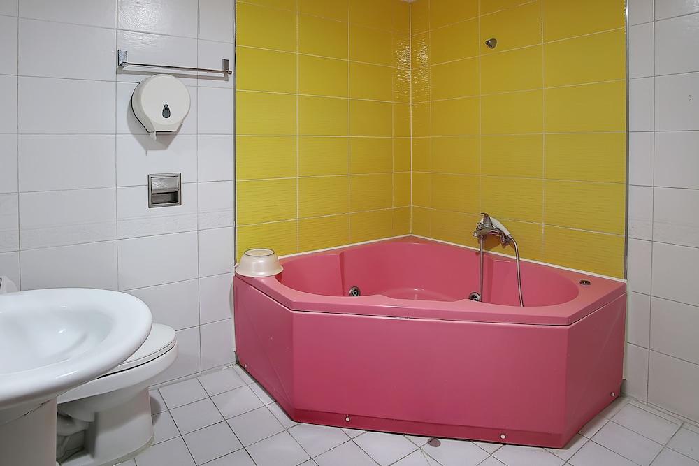 Carib Motel - Deep Soaking Bathtub