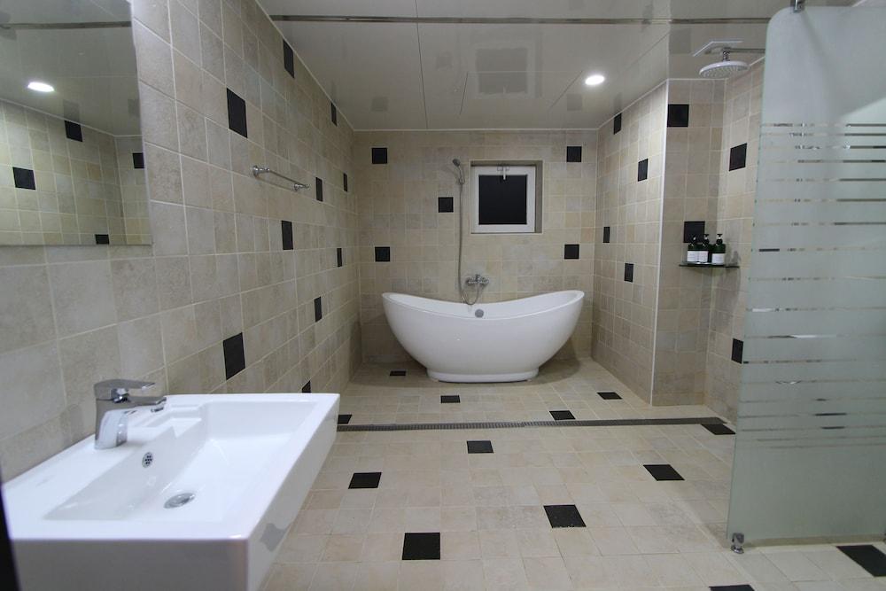 Louis J Hotel - Bathroom