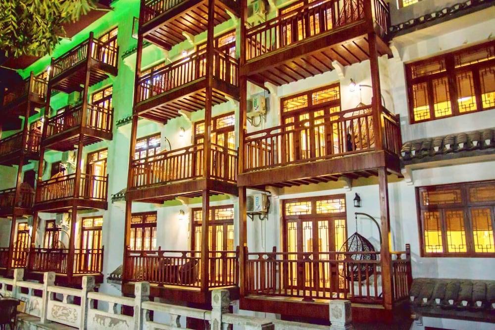 The Family Hotel In Yangshuo County - Featured Image