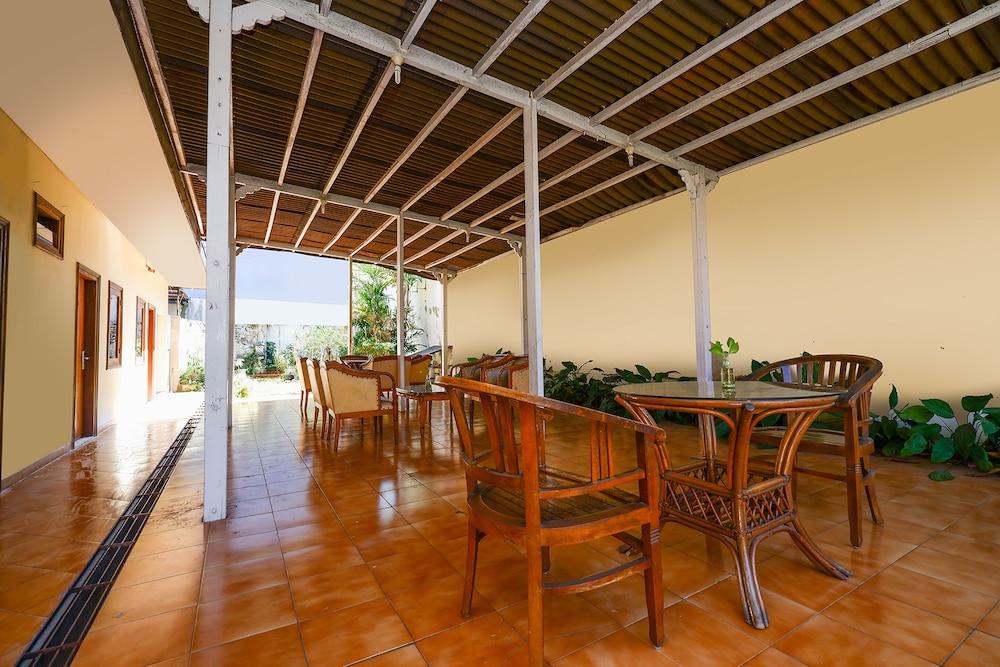 OYO 1625 Pandanaran Guest House - Lobby Sitting Area